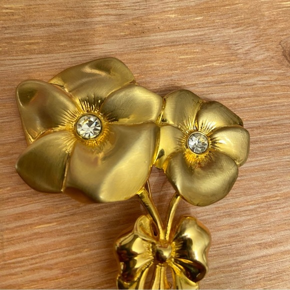 Gold Vintage Pronounced Floral and Faceted Stones with Decorative Bow Brooch. - Picture 2 of 6